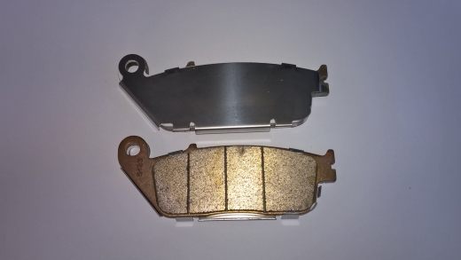 BREMSKLOETZE HINTEN.